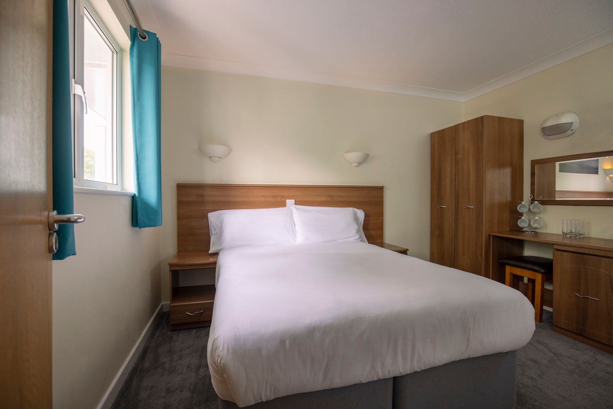 A comfortable hotel room, reminiscent of the warm hospitality found in both Argelia and Congo